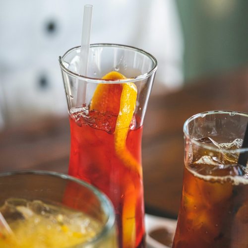 Close-up of refreshing iced tea with citrus slices, perfect for summer.
